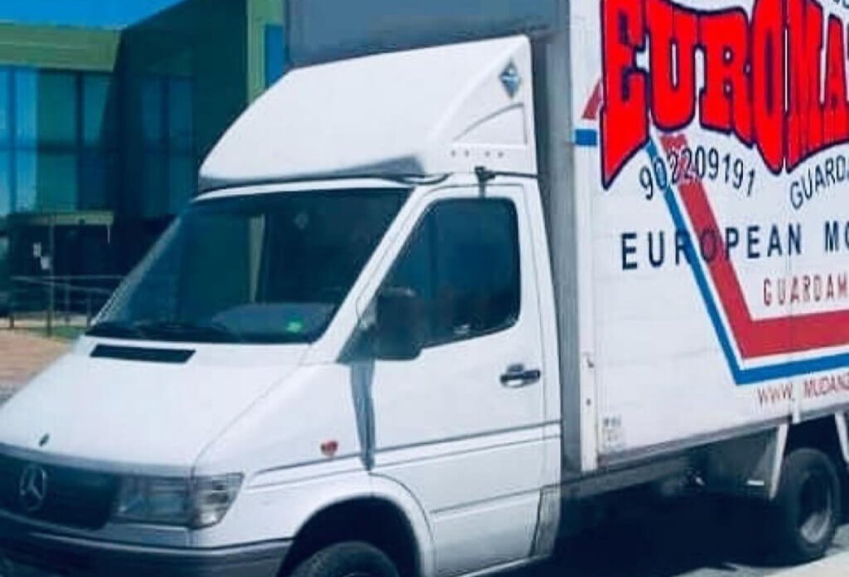 Camión de mudanzas Euromadrid listo para una mudanza en Madrid